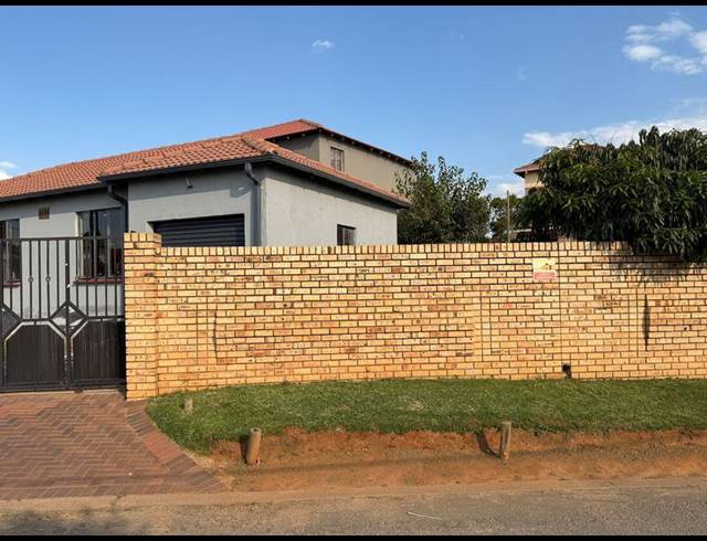 3 BEDROOM HOUSE FOR SALE IN COSMO CITY